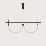 Nowoczesna lampa wisząca LED CRAM z podwójną mleczną tubą i metalową konstrukcją w kolorze czarnym od hiszpańskiego producenta Aromas del Campo.